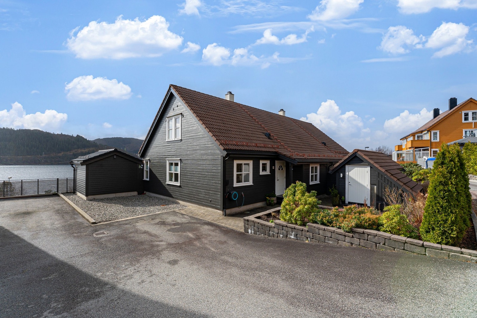 Parkering og el.billader like ved inngangspartiet Galleribilde