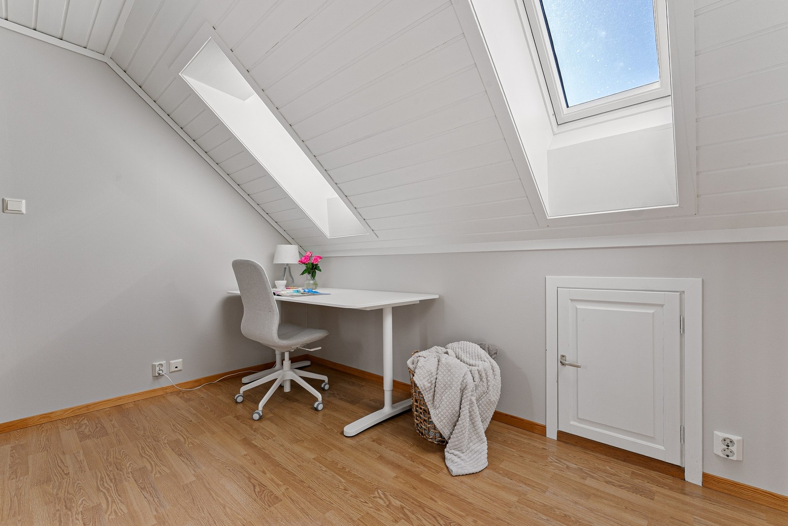 Praktisk arbeidsplass til feks. lekser eller hjemmekontor Galleribilde