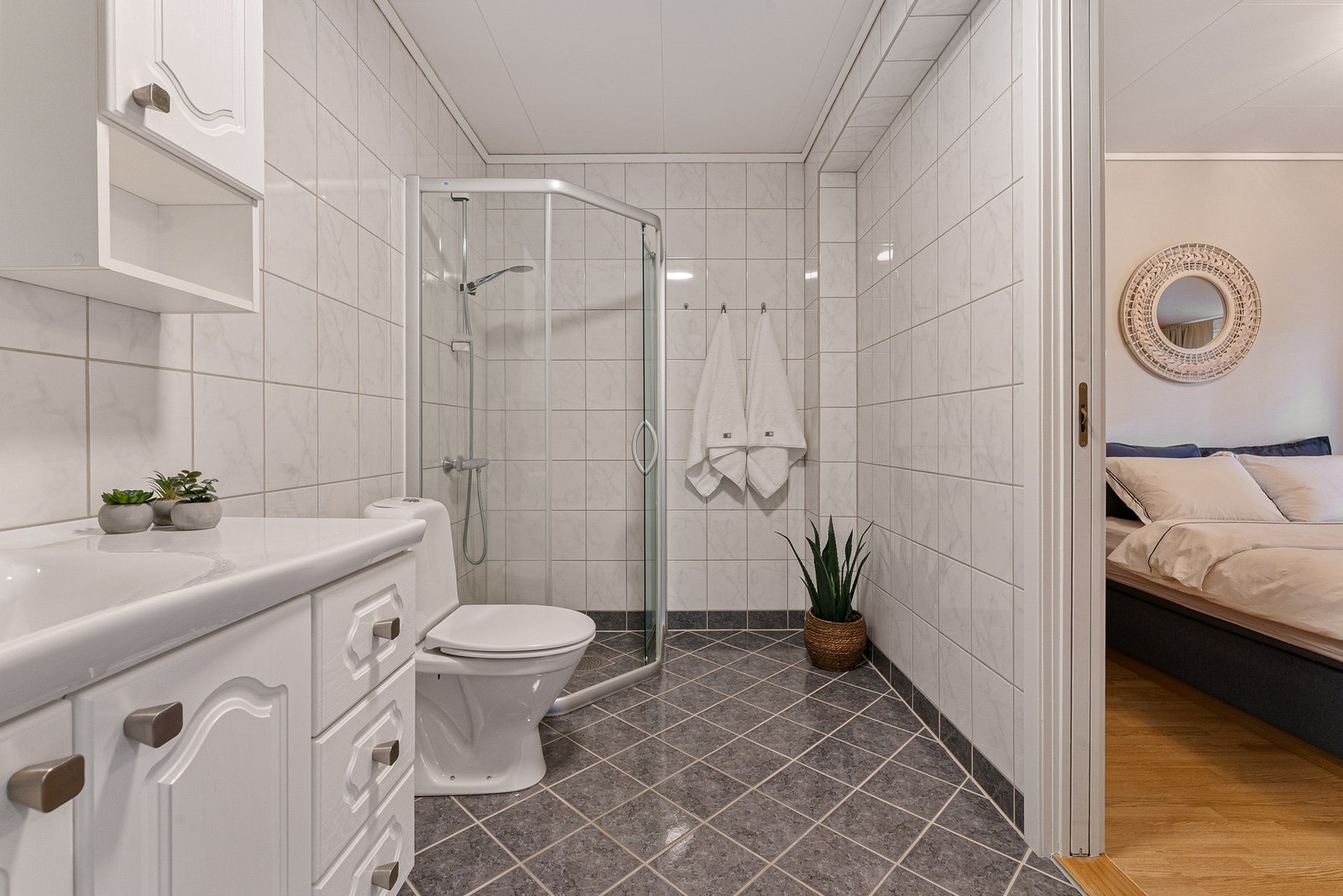 Praktisk løsning med skyvedør mellom bad og soverom Galleribilde