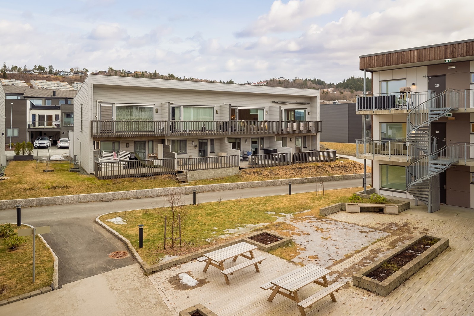 Boligen ligger i et rolig og barnevennlig område, og det er kort avstand til det meste man trenger i hverdagen Galleribilde