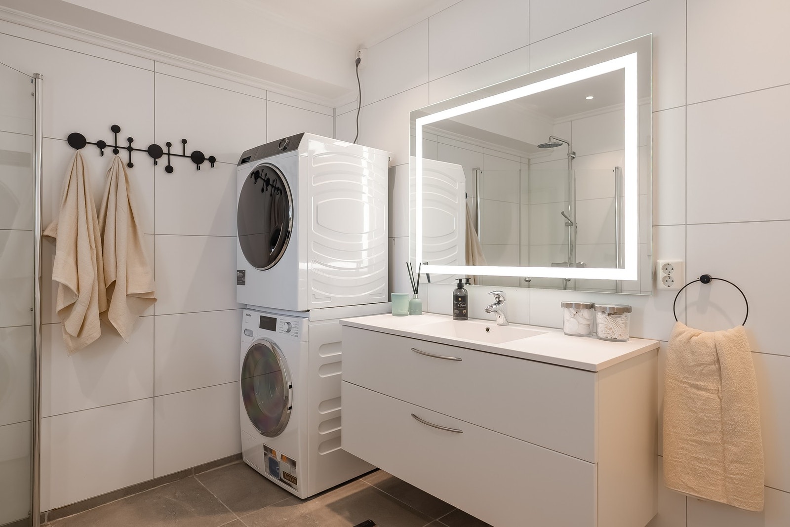 Hovedbadet ligger i 1. etasje, er flislagt og målt til 6,8m² Galleribilde