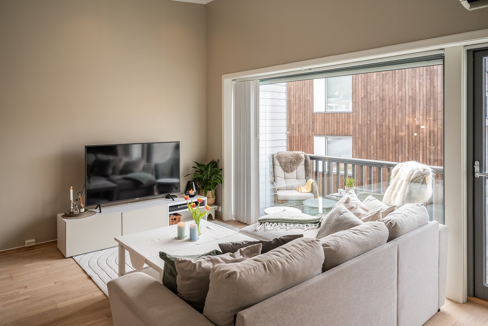 Lys og romslig stue med god plass til både sofagruppe samt spisegruppe ved kjøkkenet Galleribilde