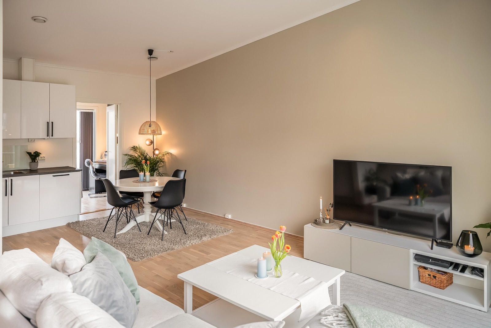 Ekstra takhøyde på stua setter sitt særpreg på rommet Galleribilde