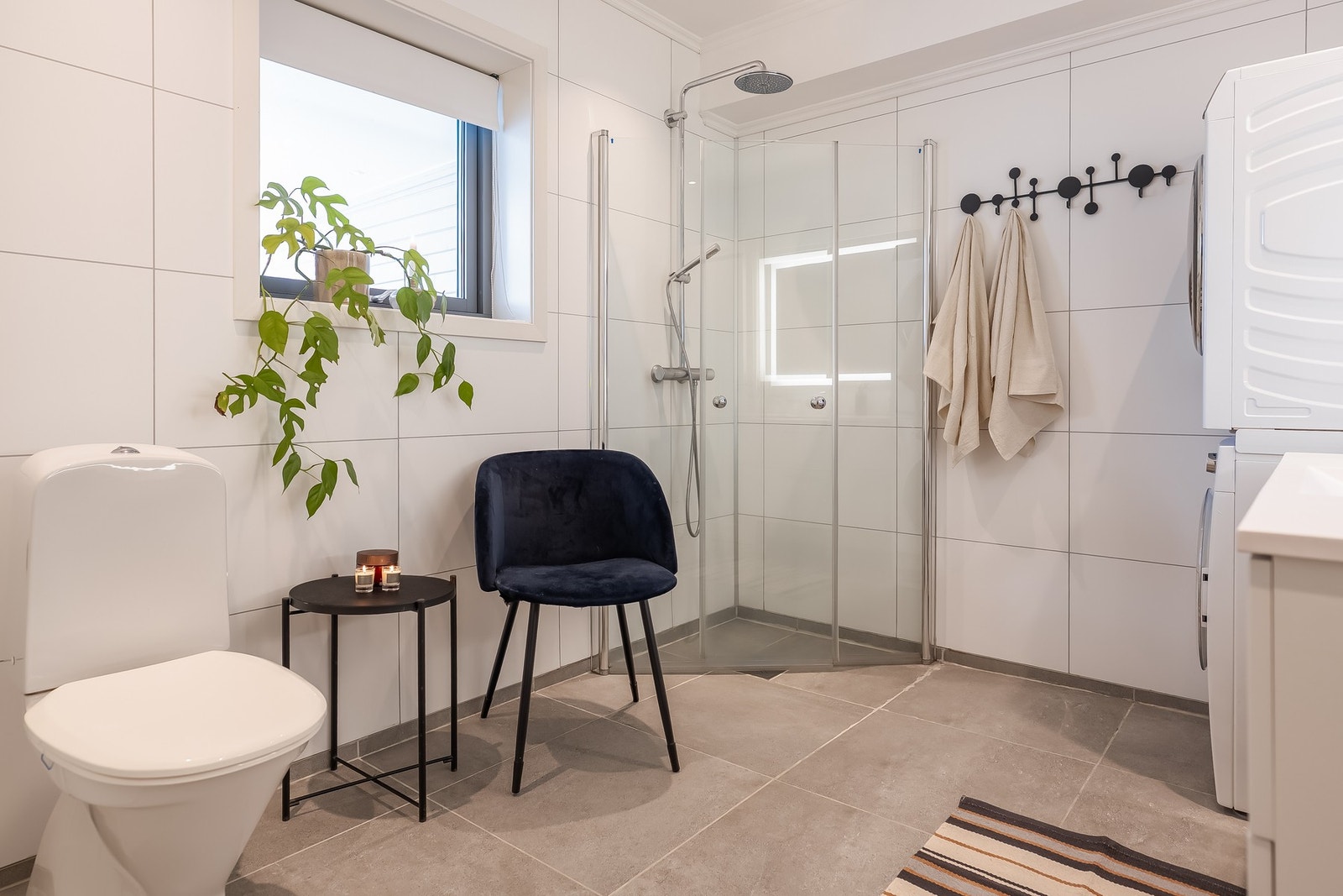 Her har man dusjhjørne, toalett, servant samt god plass til vaskemaskin og tørketrommel Galleribilde