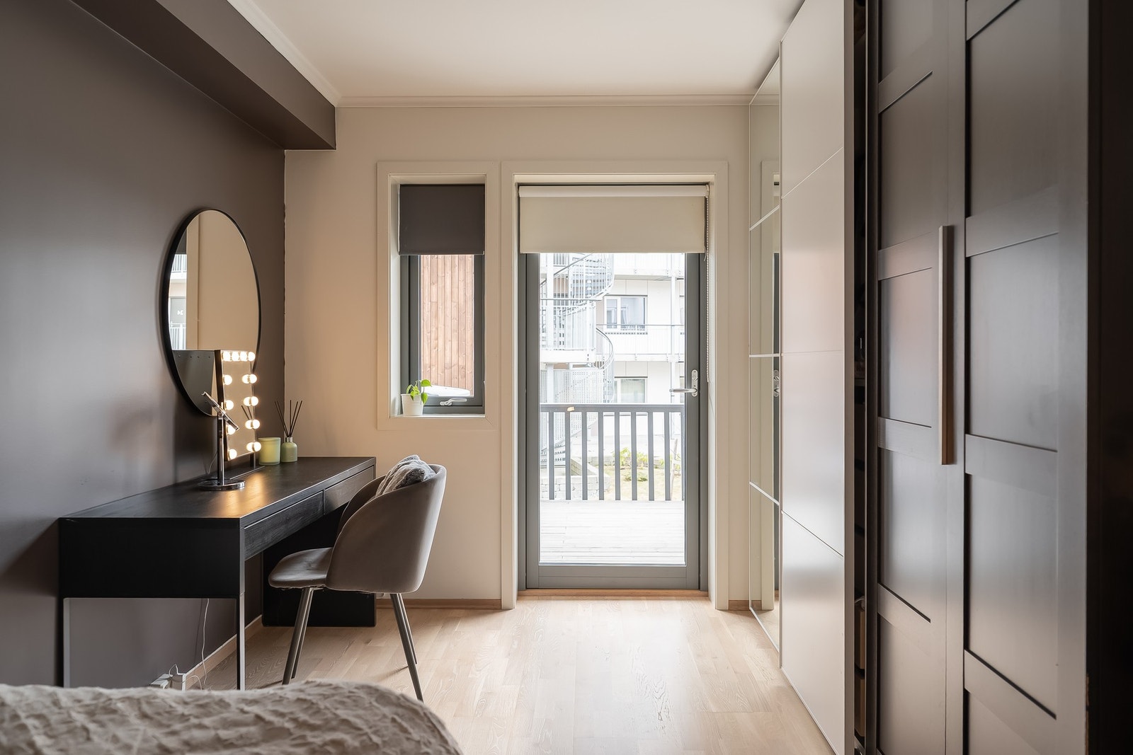 Her har man en praktisk garderobeløsning, god plass til seng og kontorpult samt utgang til markterrasse Galleribilde