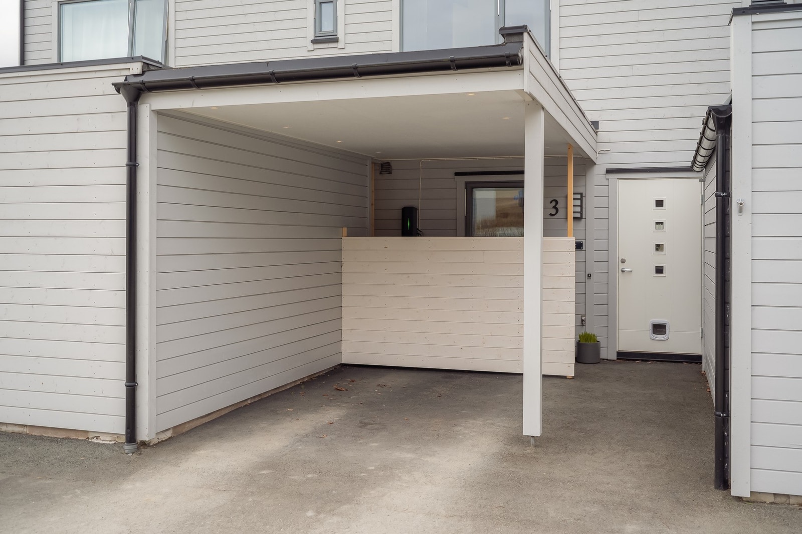 Parkering i carport med elbillader Galleribilde