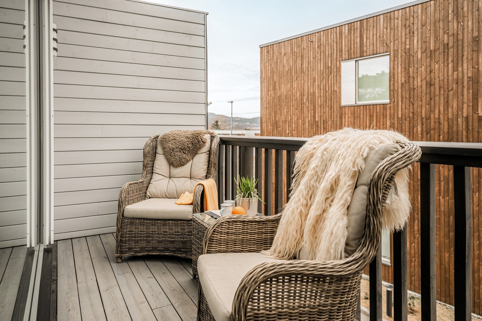 Boligen har verandaer i begge etasjer, 3 soverom, 2 bad og romslig stue/kjøkken Galleribilde