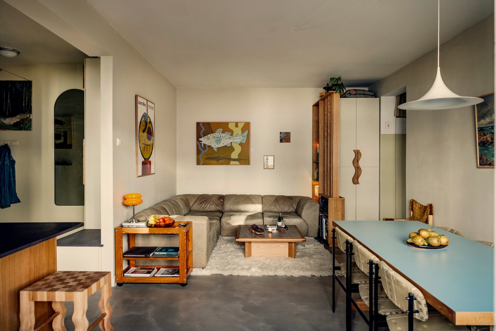 Leiligheten er smakfullt pusset opp i nyere tid med fokus på kvalitet, ro og varige løsninger. Galleribilde