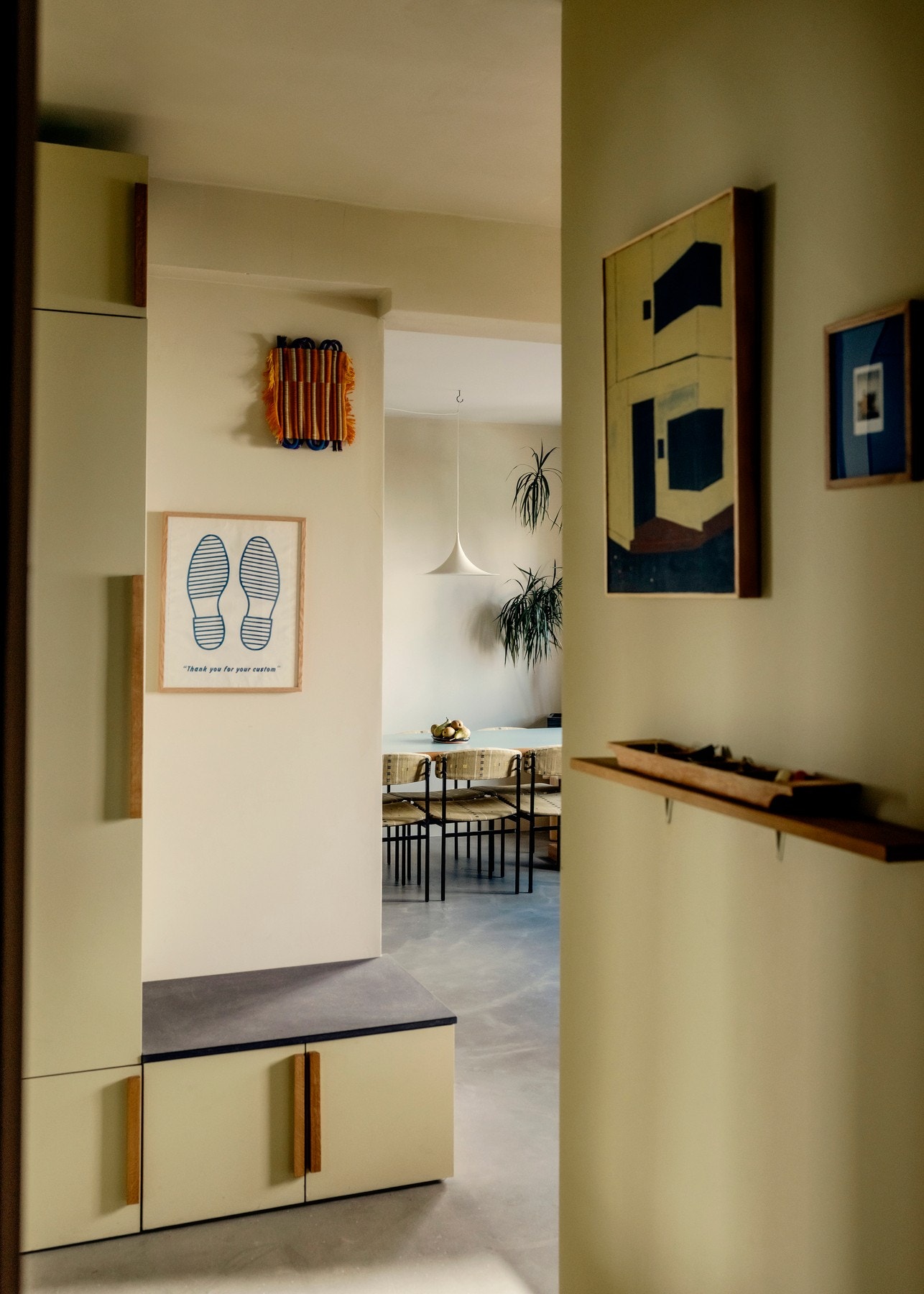 Plassbygd garderobeløsning i entréen for oppbevaring av yttertøy. Galleribilde