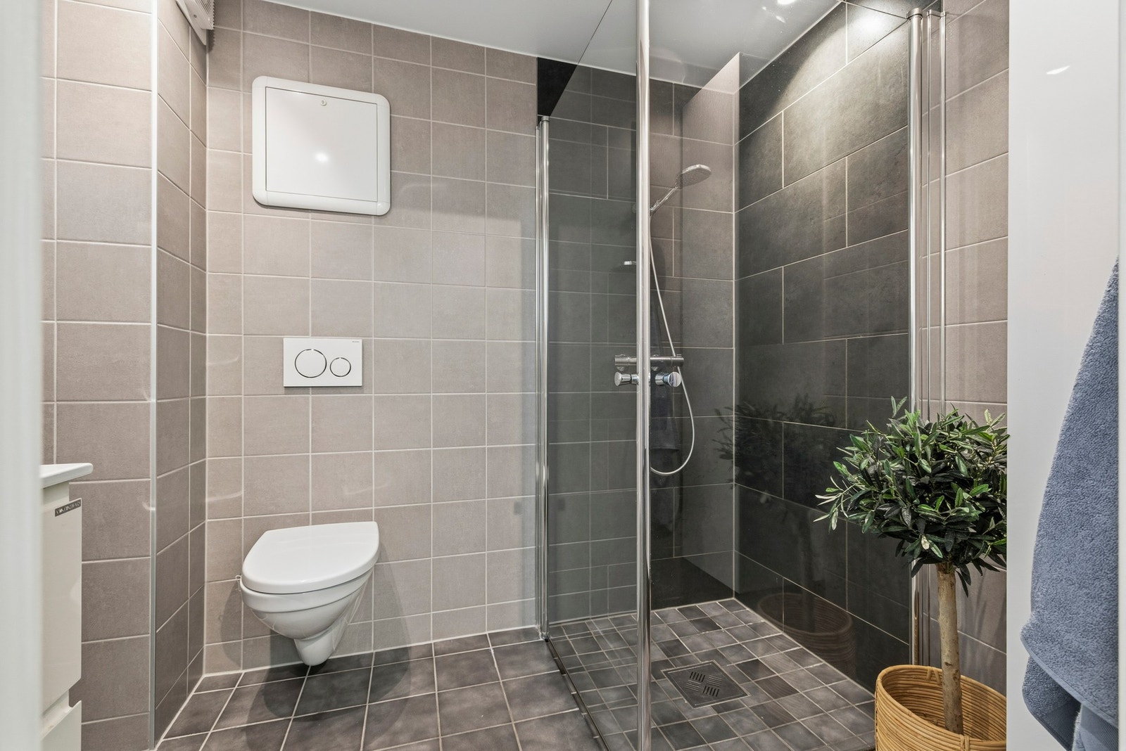 Baderom med malt overflate og downlights i himling. Galleribilde