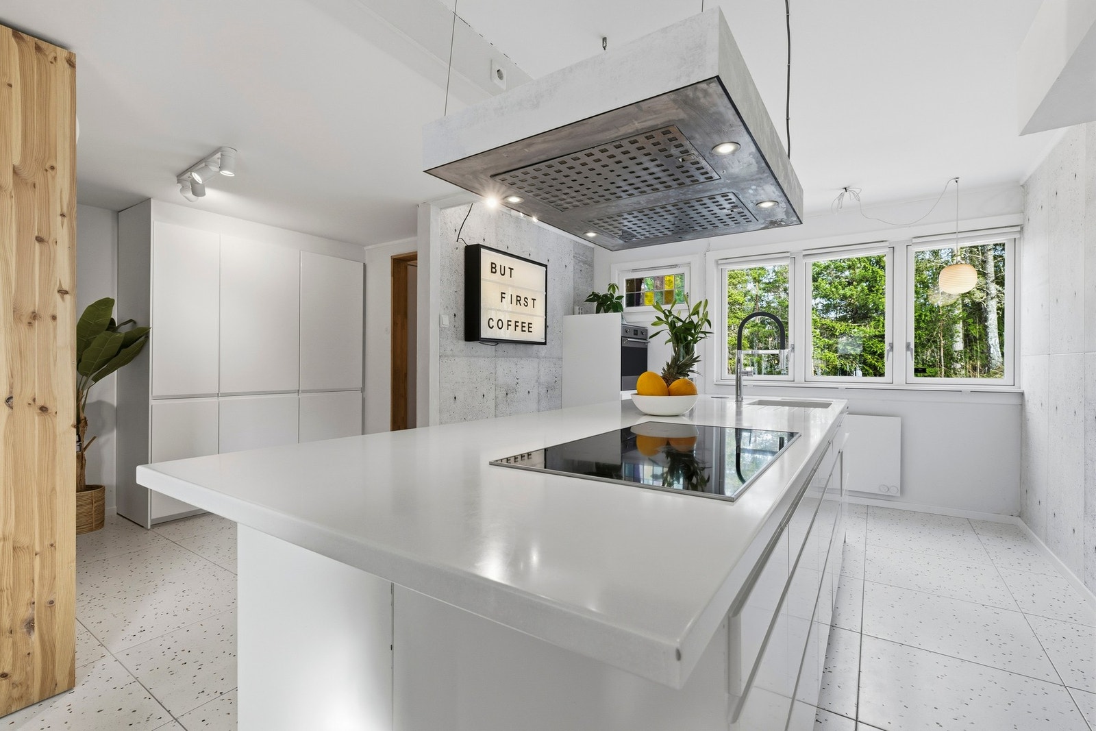 Plast kompositt benkeplate med en tykkelse på 42mm. Underlimt oppvaskkum i stål med ettgreps armatur fra Grohe. Innredning med kullfiltervifte over stekesonen. Galleribilde