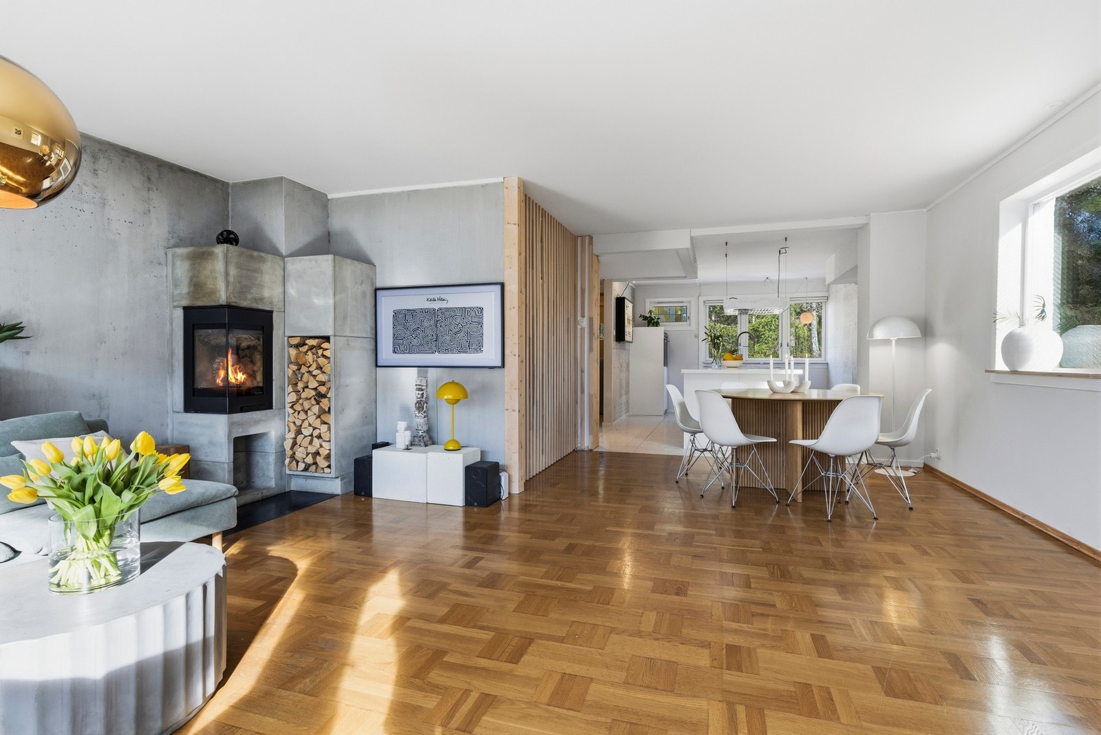 Åpen forbindelse mellom stue og spisebord, som bidrar til en moderne opplevelse. Galleribilde