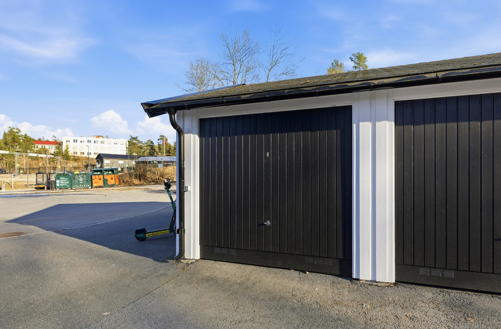 Garasje i rekke med opplegg for elbil-lader. Galleribilde