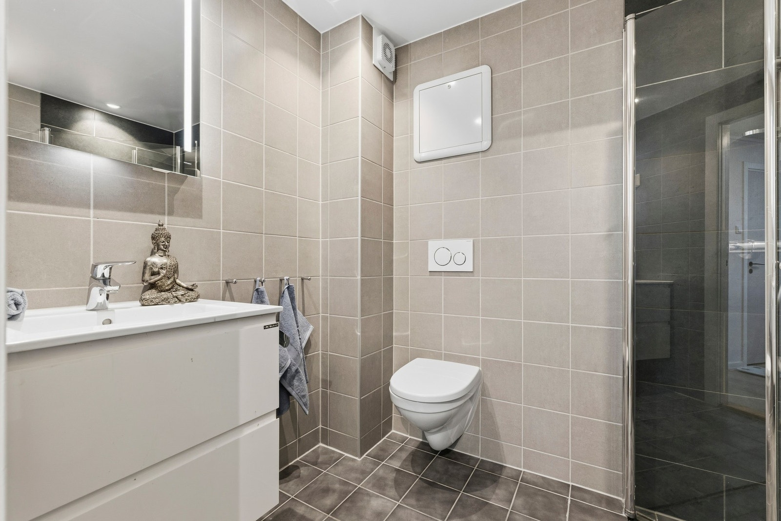 Flis på gulv 20x20 og 10x10 i dusjone og flis på vegger. Elektrisk gulvvarme. Galleribilde