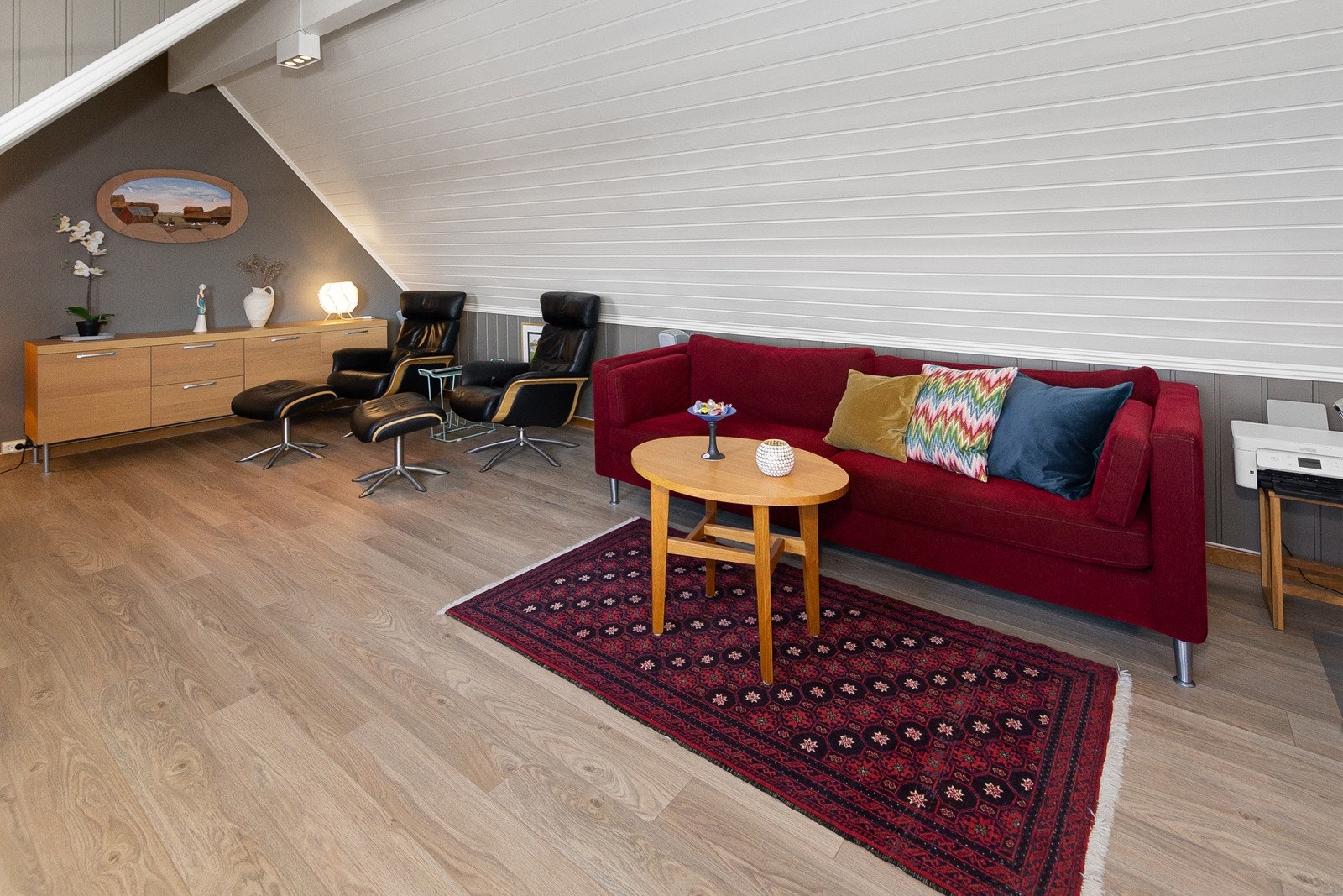 Romslig loftstue Galleribilde