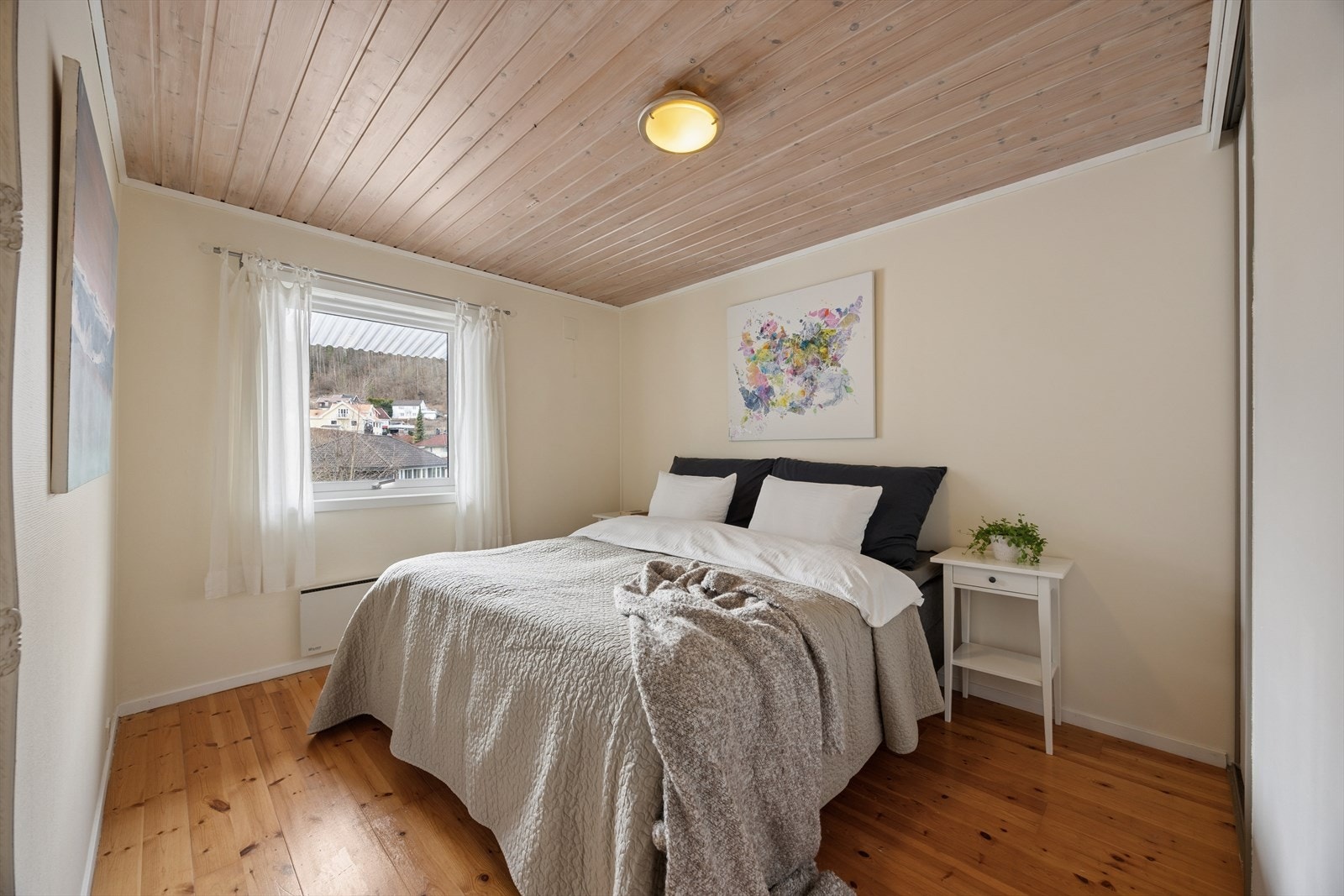 Boligen har flere soverom fordelt over planene. Rommene har varierende størrelse med plass til seng og garderobeløsninger. Galleribilde