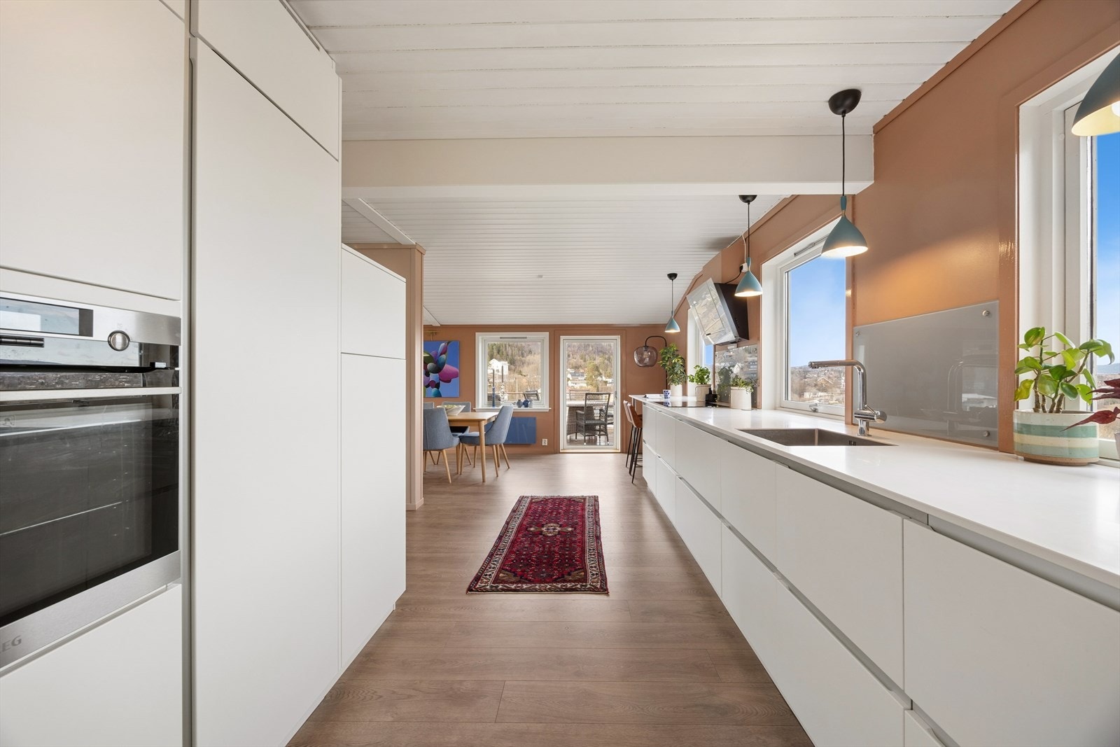 Kjøkkenet er innredet med integrerte hvitevarer som stekeovn, platetopp, oppvaskmaskin og kjøleskap. Galleribilde