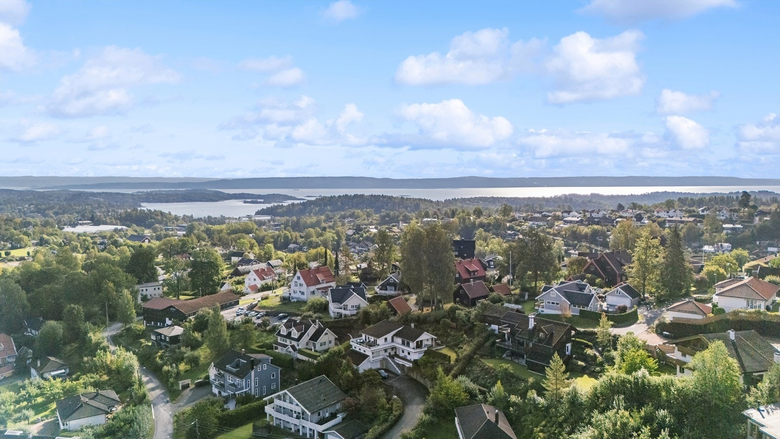 Her bor du i et etablert og familievennlig område med nærhet til både marka og sjøen. Galleribilde