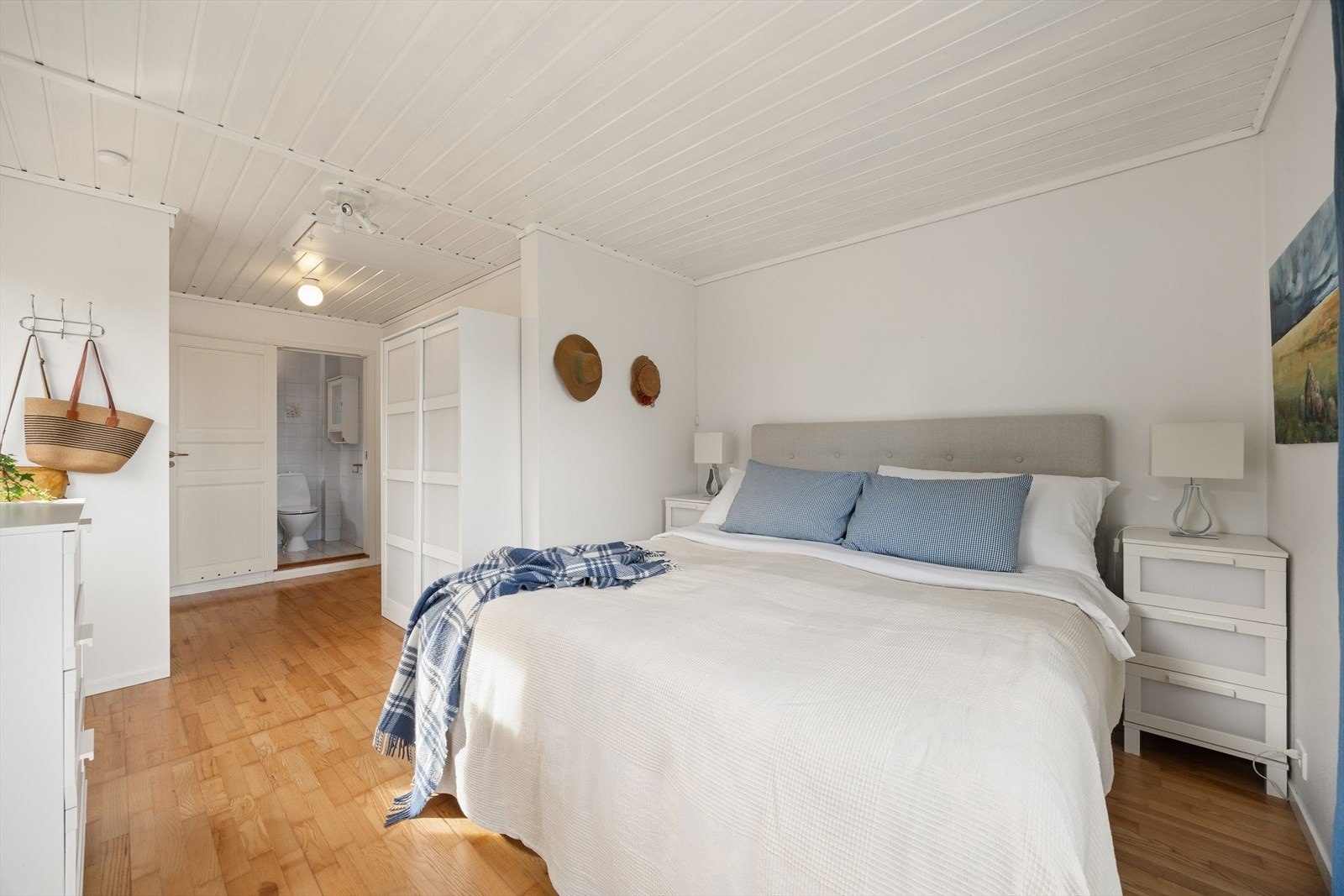 Soverommet har direkte adkomst til eget toalett. Galleribilde