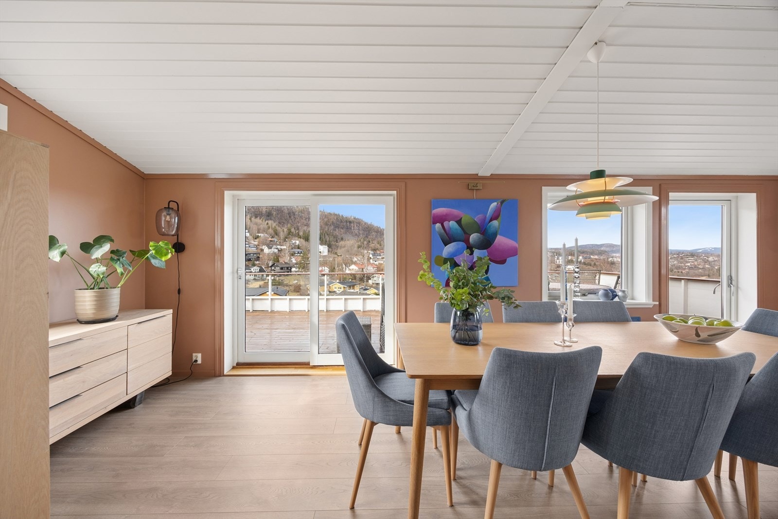 Fra spisestuen er det utgang til terrasse. Galleribilde