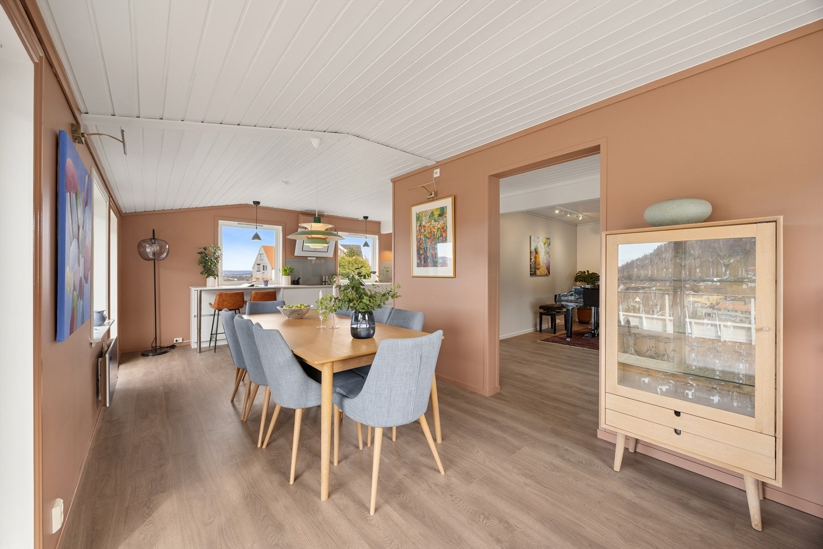 Spisestue/kjøkken. Galleribilde