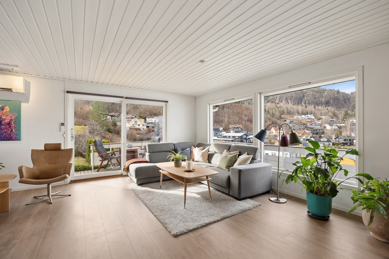 Fra stuen er det direkte utgang til balkong/terrasse. Galleribilde