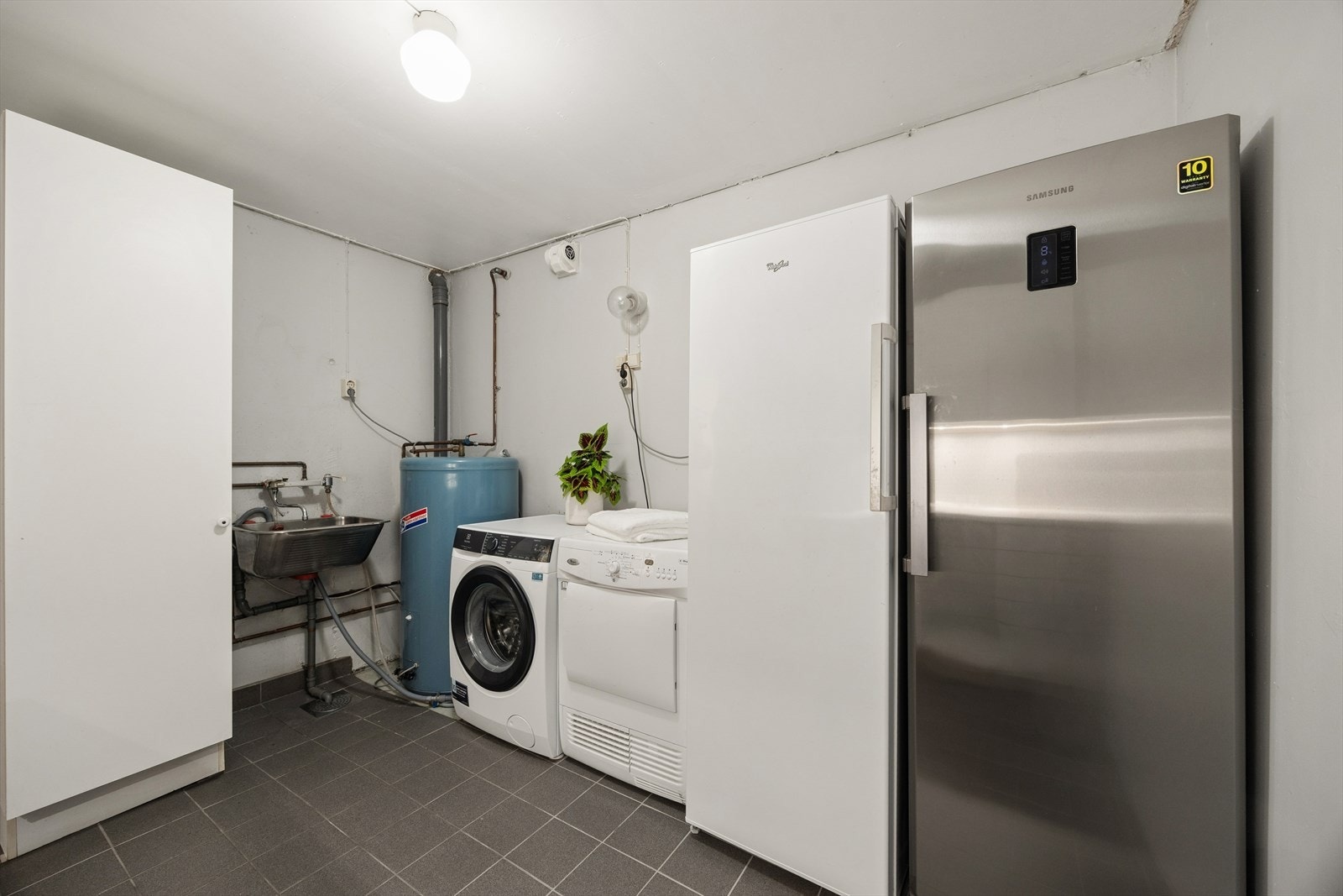 Eget vaskerom i underetasjen med opplegg for vaskemaskin og utslagskum. Galleribilde