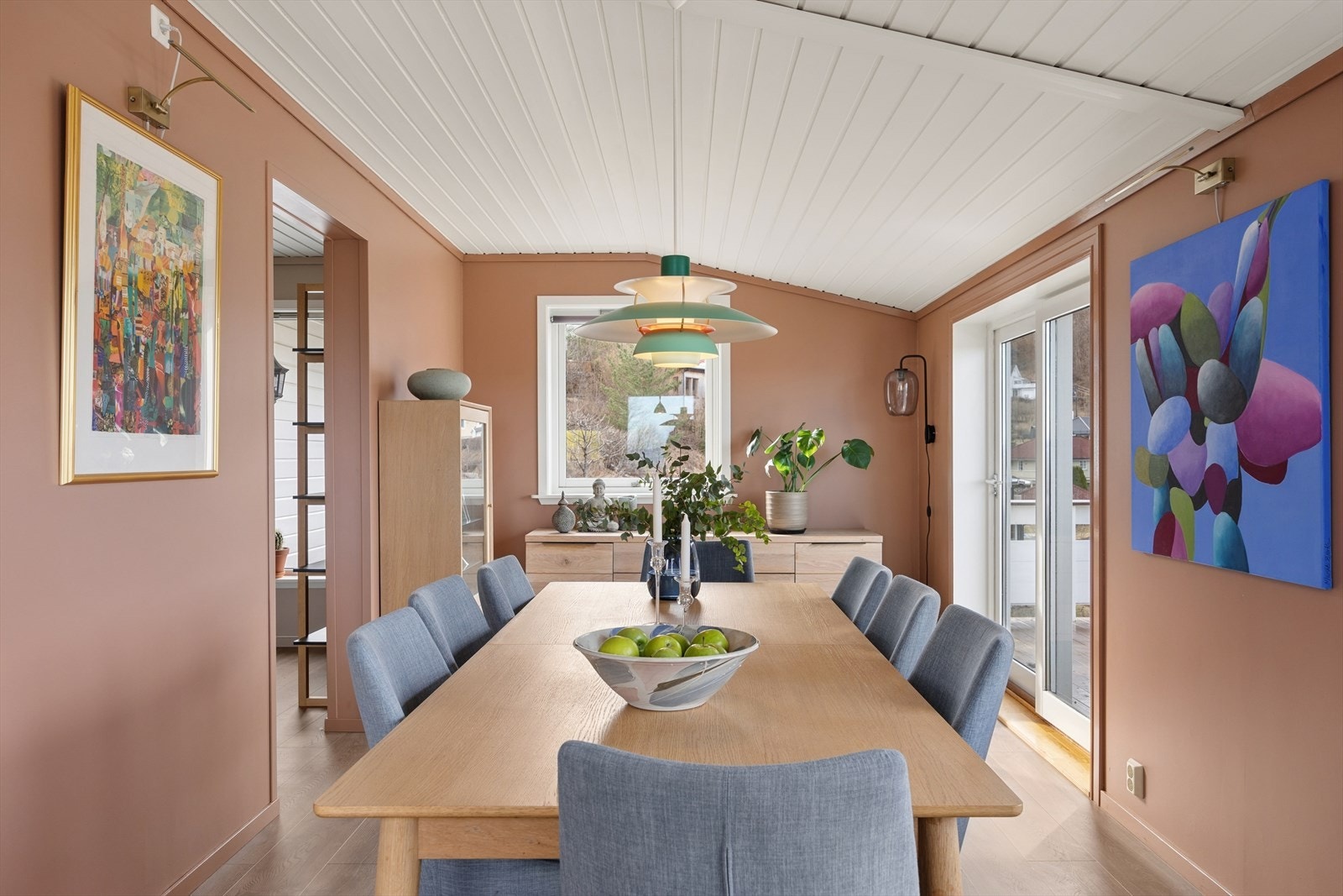 Spisestue i tilknytning til kjøkken. Galleribilde