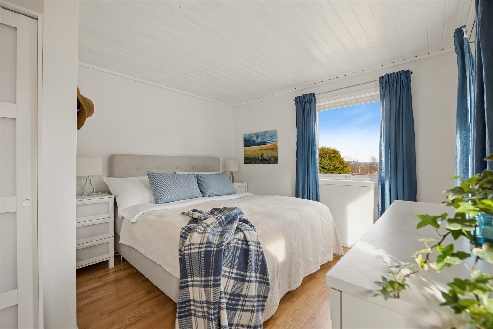 Soverom i 1. etasje har god plass til dobbeltseng og nattbord. Galleribilde