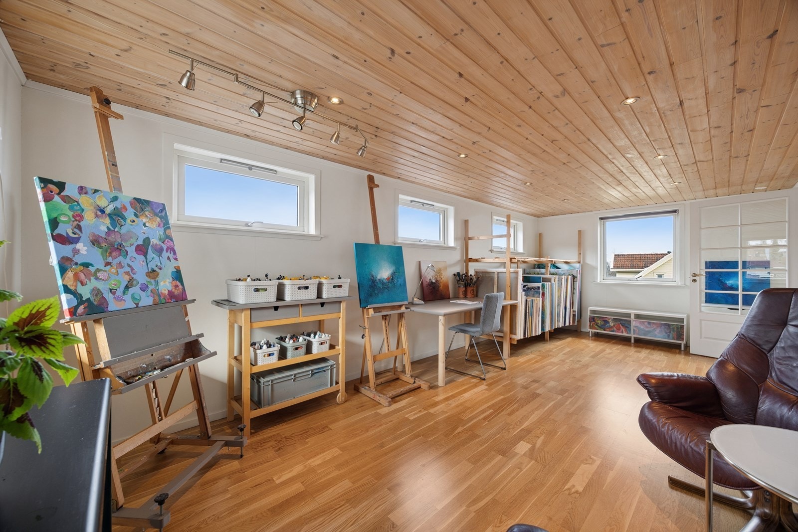 Tilbygget rom i underetasjen, benyttes i dag som atelier. Galleribilde