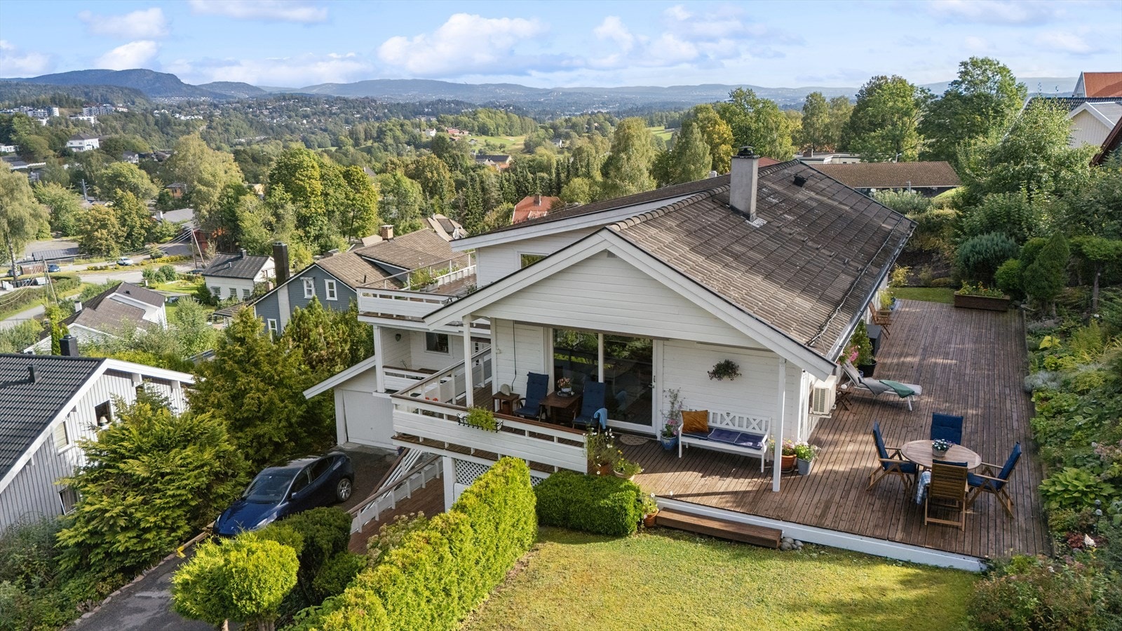 Boligen har rikelig med uteplasser. Galleribilde