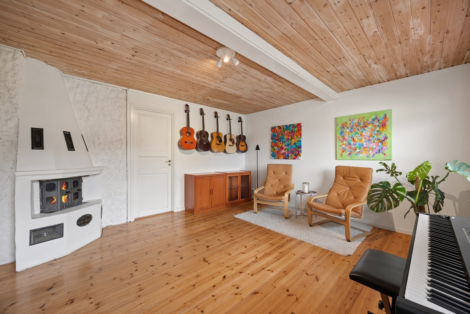 Underetasjen inneholder peisestue med ildsted. Galleribilde