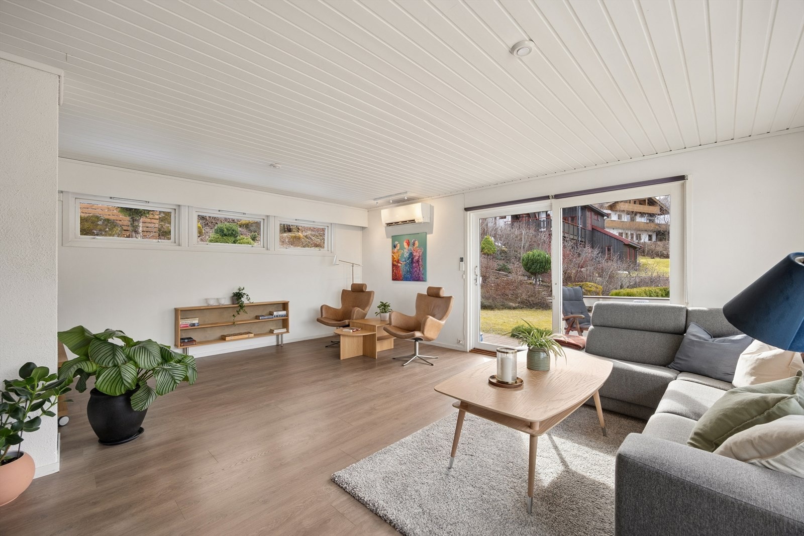 Det er installert varmepumpe samt ildsted som bidrar til oppvarming. Galleribilde