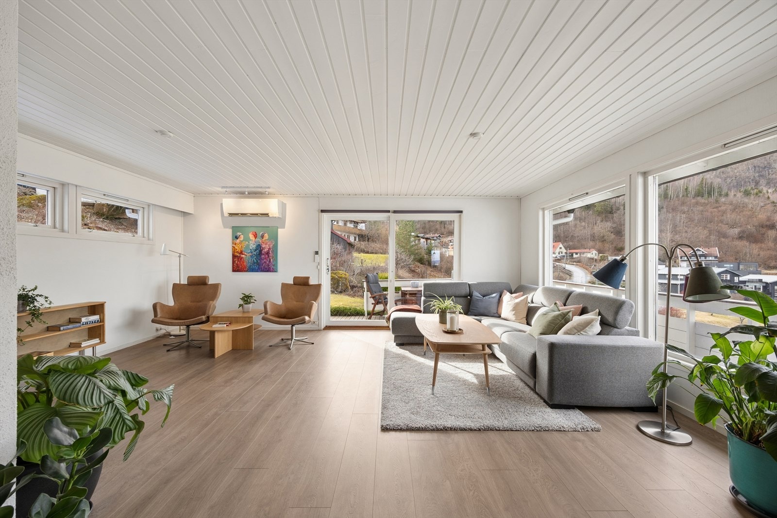 Romslig stue med god plass til ønsket møblering. Galleribilde