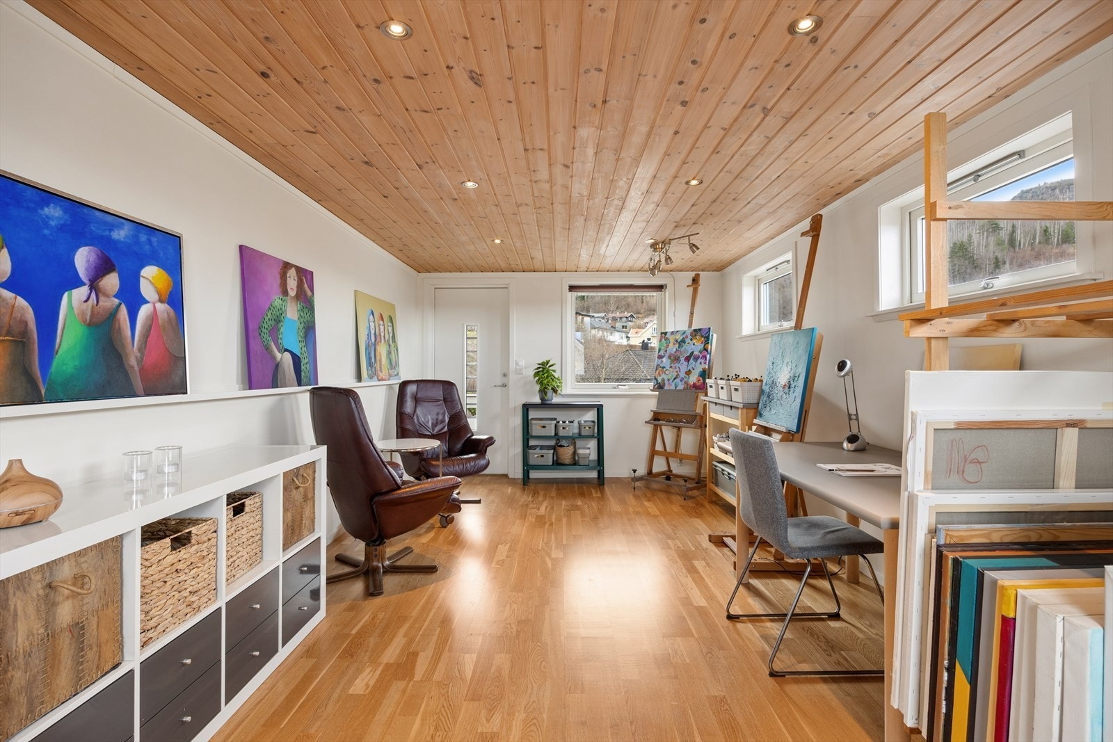 Rommet har adkomst via ett av soverommene i underetasjen, rommet også utvendig adkomst. Galleribilde