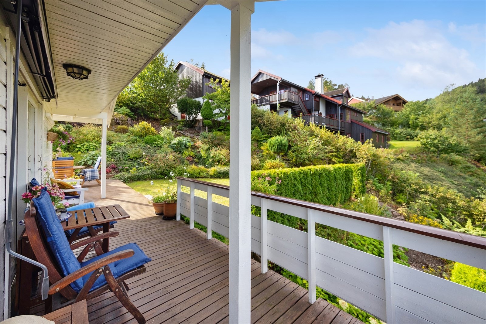 Terrassen følger boligen rundt og gir videre adkomst til hagen. Galleribilde