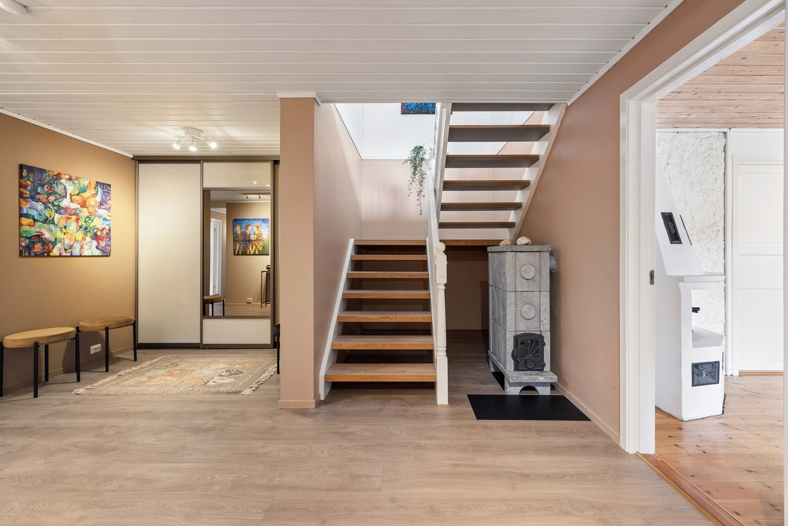 Entré med skyvedørsgarderobe som gir praktisk oppbevaring av yttertøy og sko. Galleribilde