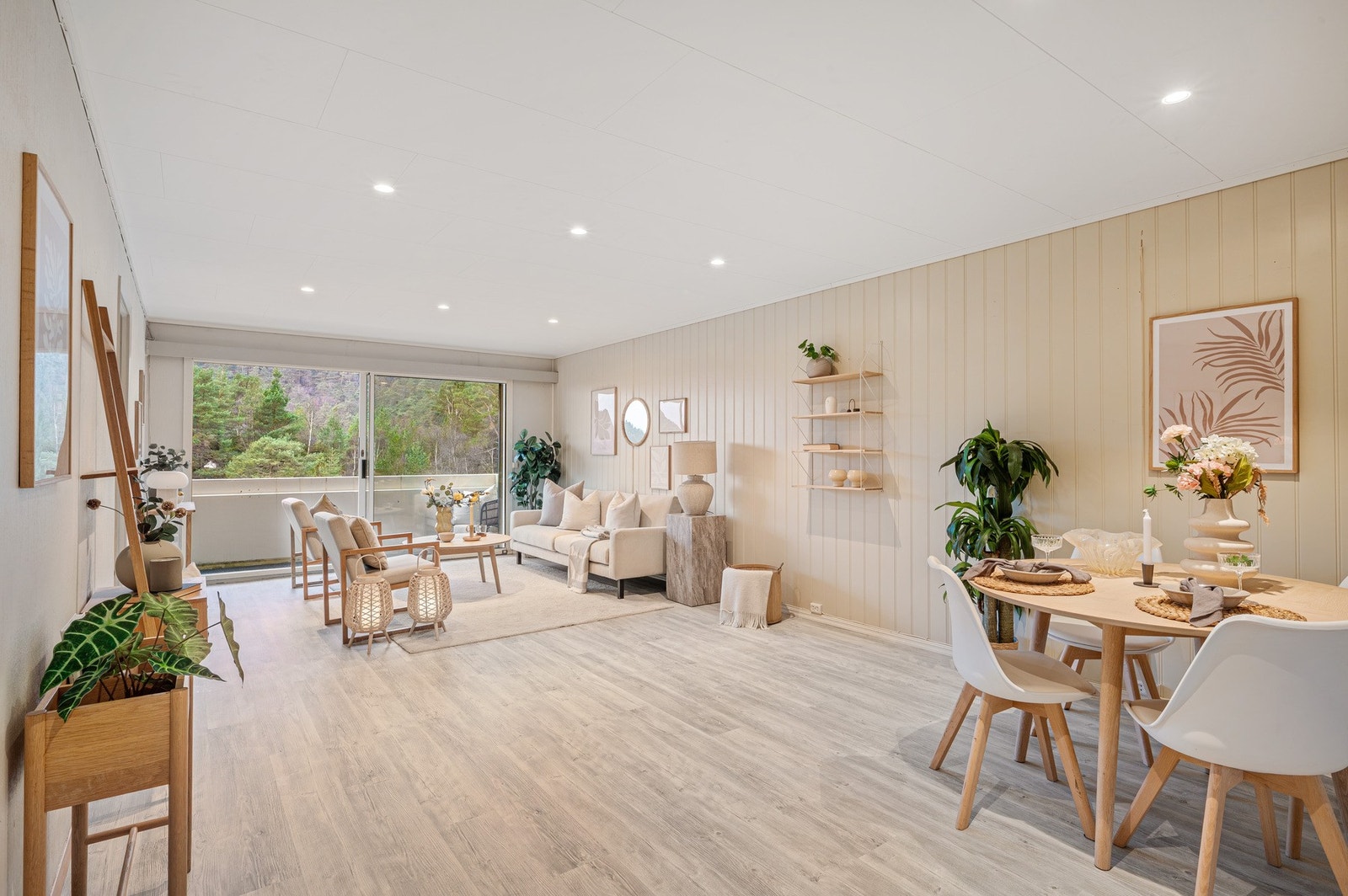 Det er god plass til både sittegruppe og spisestue Galleribilde