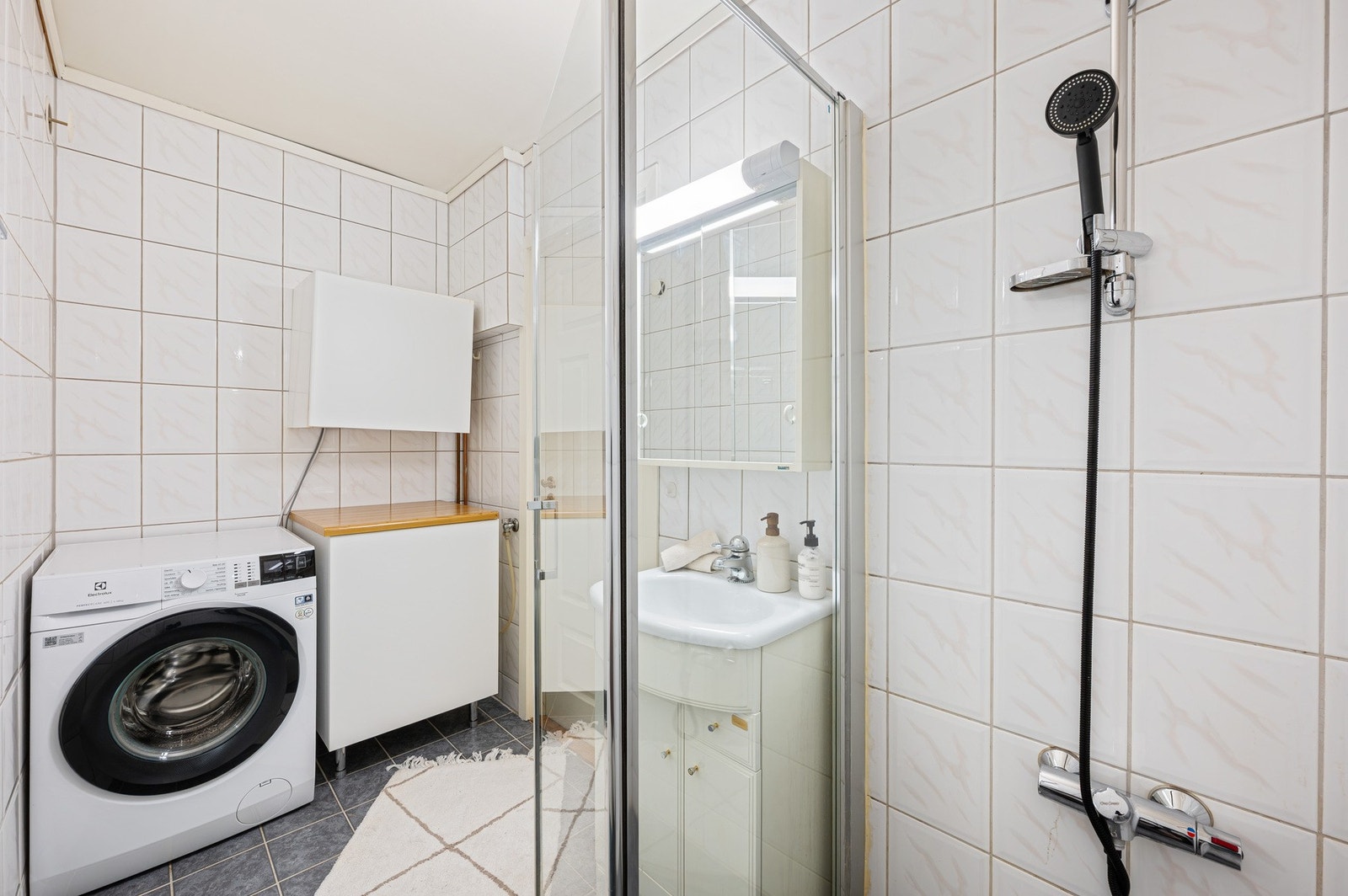 Ved oppussing kan badet slås sammen med toalettrommet som ligger vegg i vegg Galleribilde