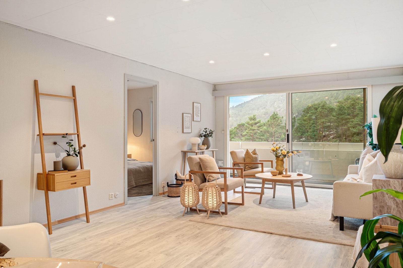 Stuen har laminat på gulv og spotlights i taket Galleribilde