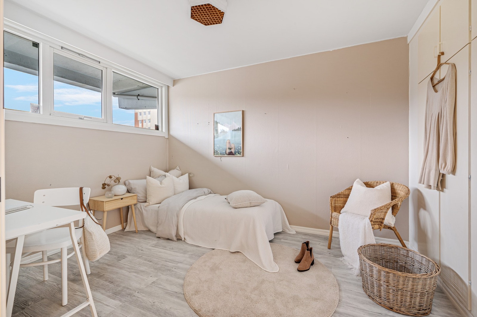 Det er god skapplass. De gamle skapene kan evt. erstattes med mer moderne løsninger Galleribilde