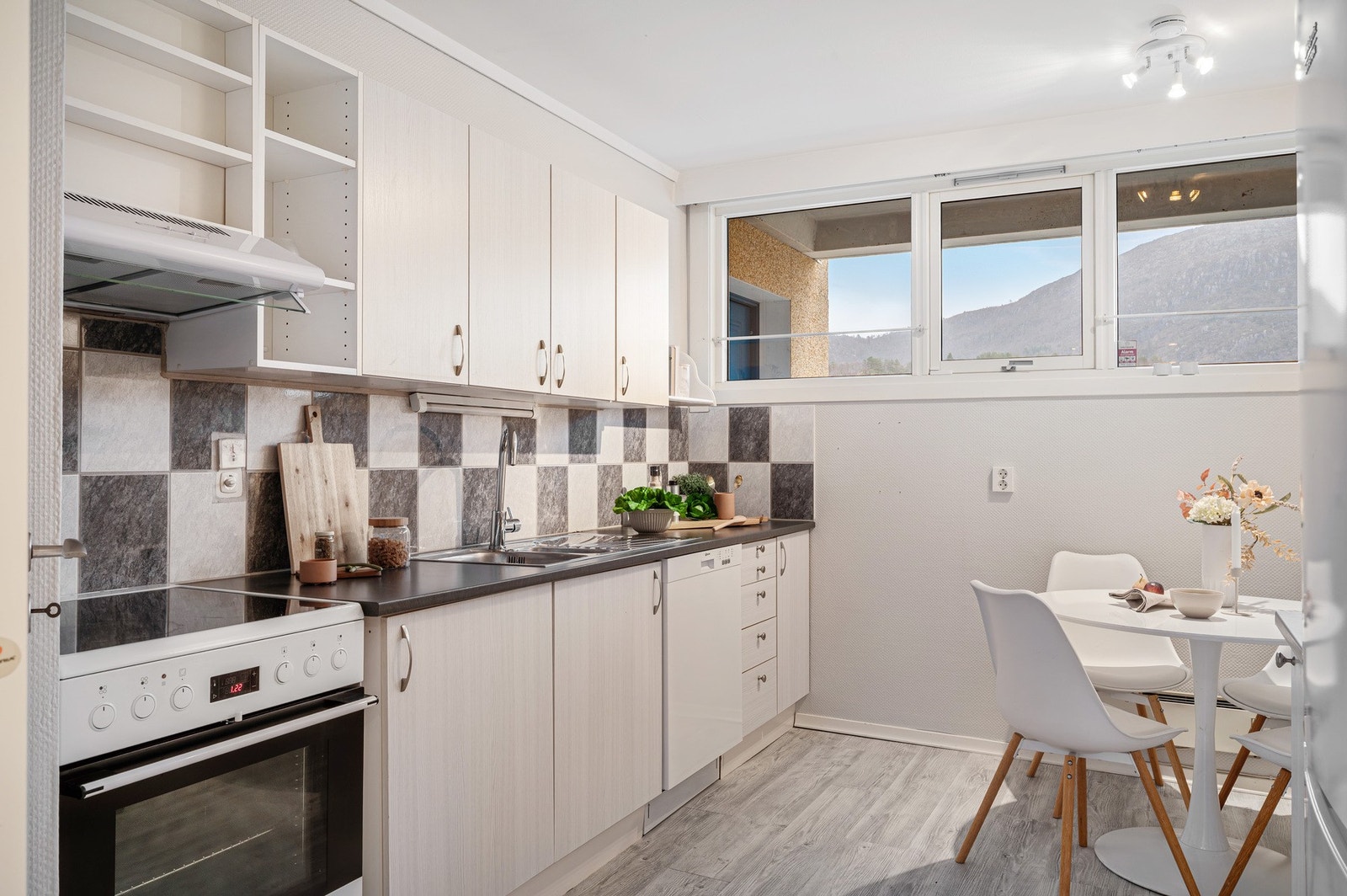 Kjøkken med spiseplass Galleribilde