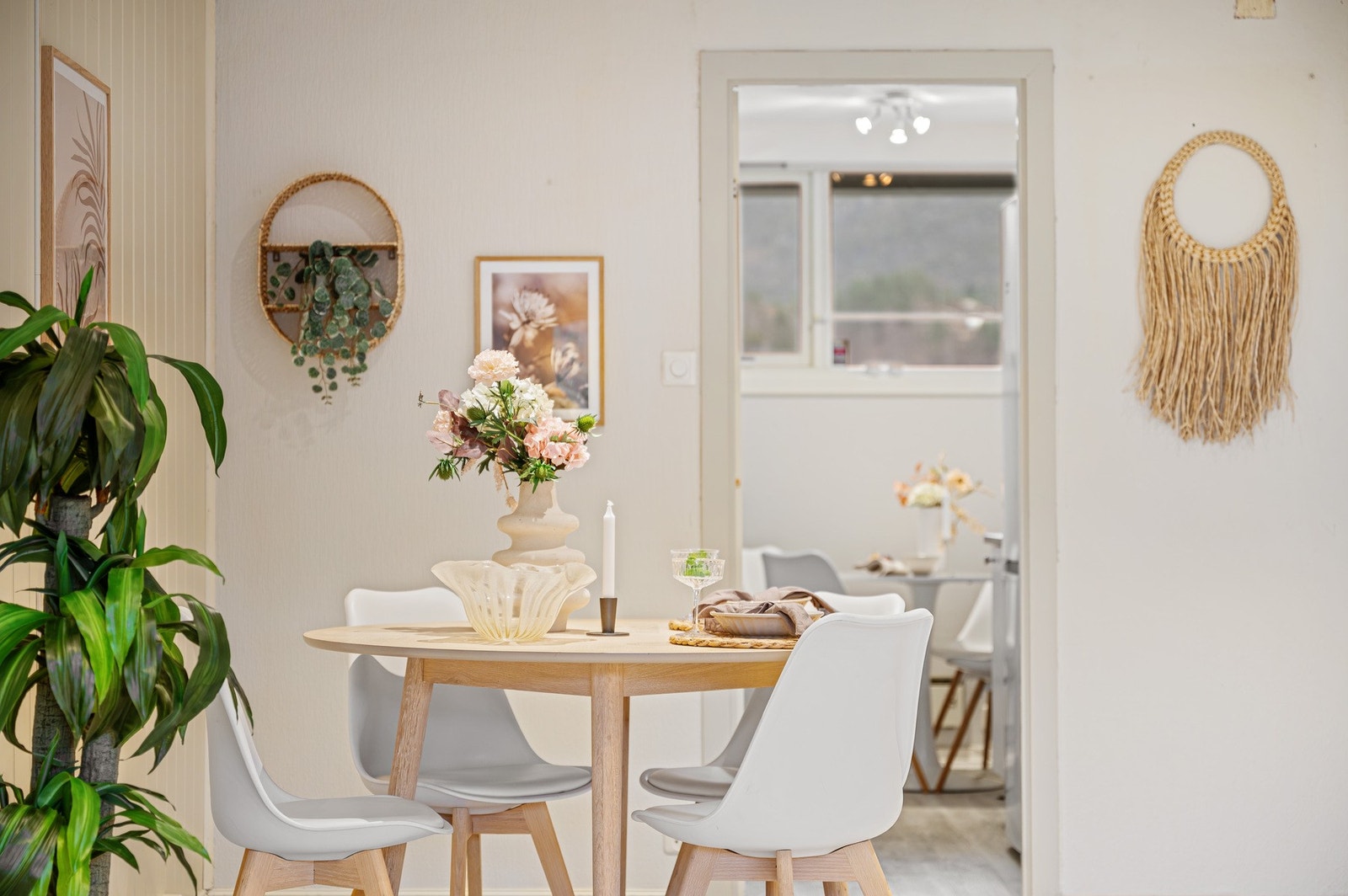 Spisestuen kan praktisk plasseres ved kjøkkenet Galleribilde