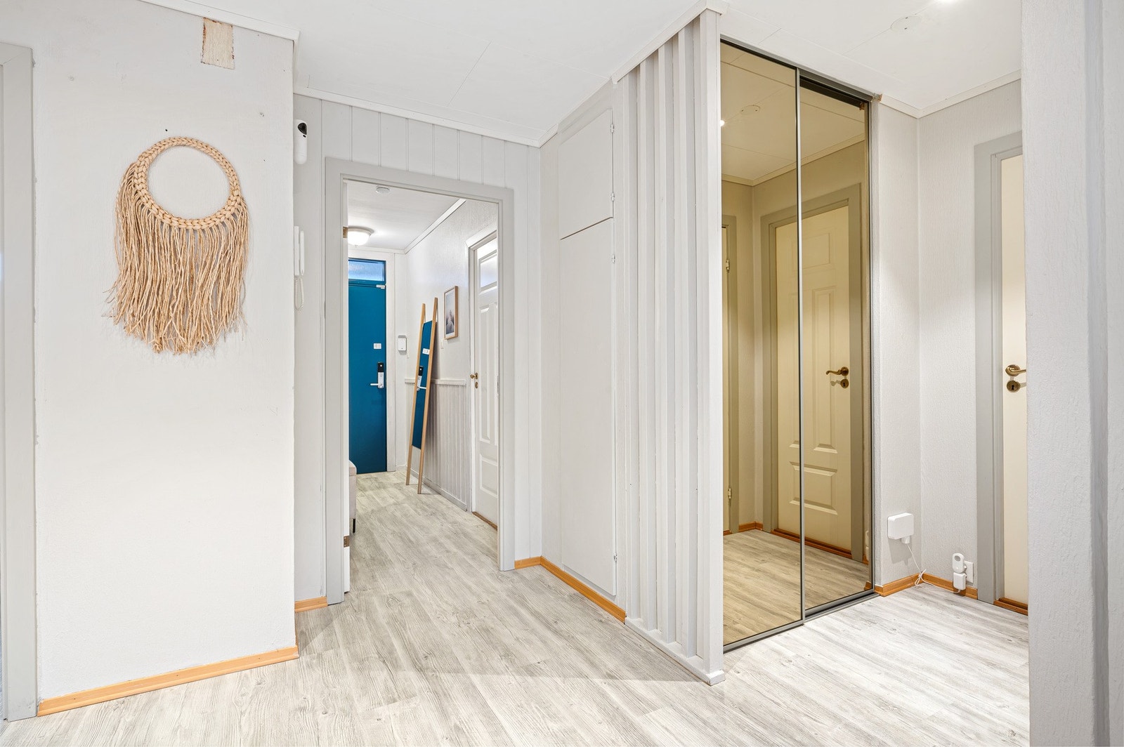 Ved baderommet er det skyvedørsgarderobe med god oppbevaringsplass Galleribilde