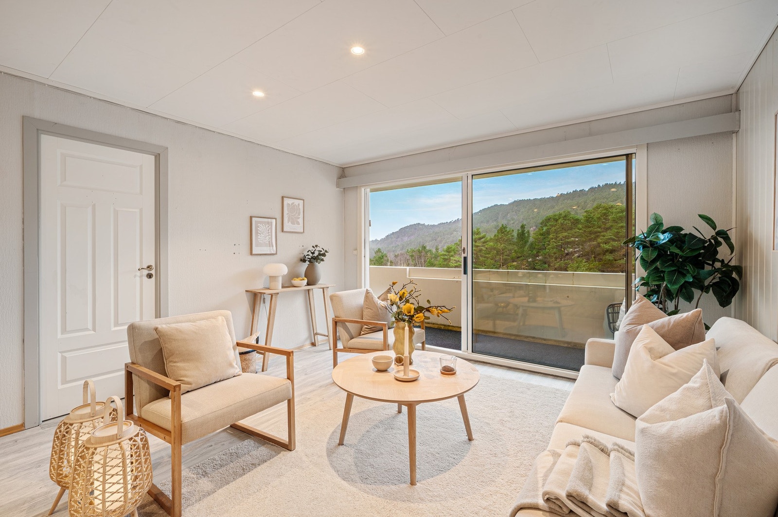 Den store skyvedøren gjør at oppholdsrommet har godt med lys Galleribilde