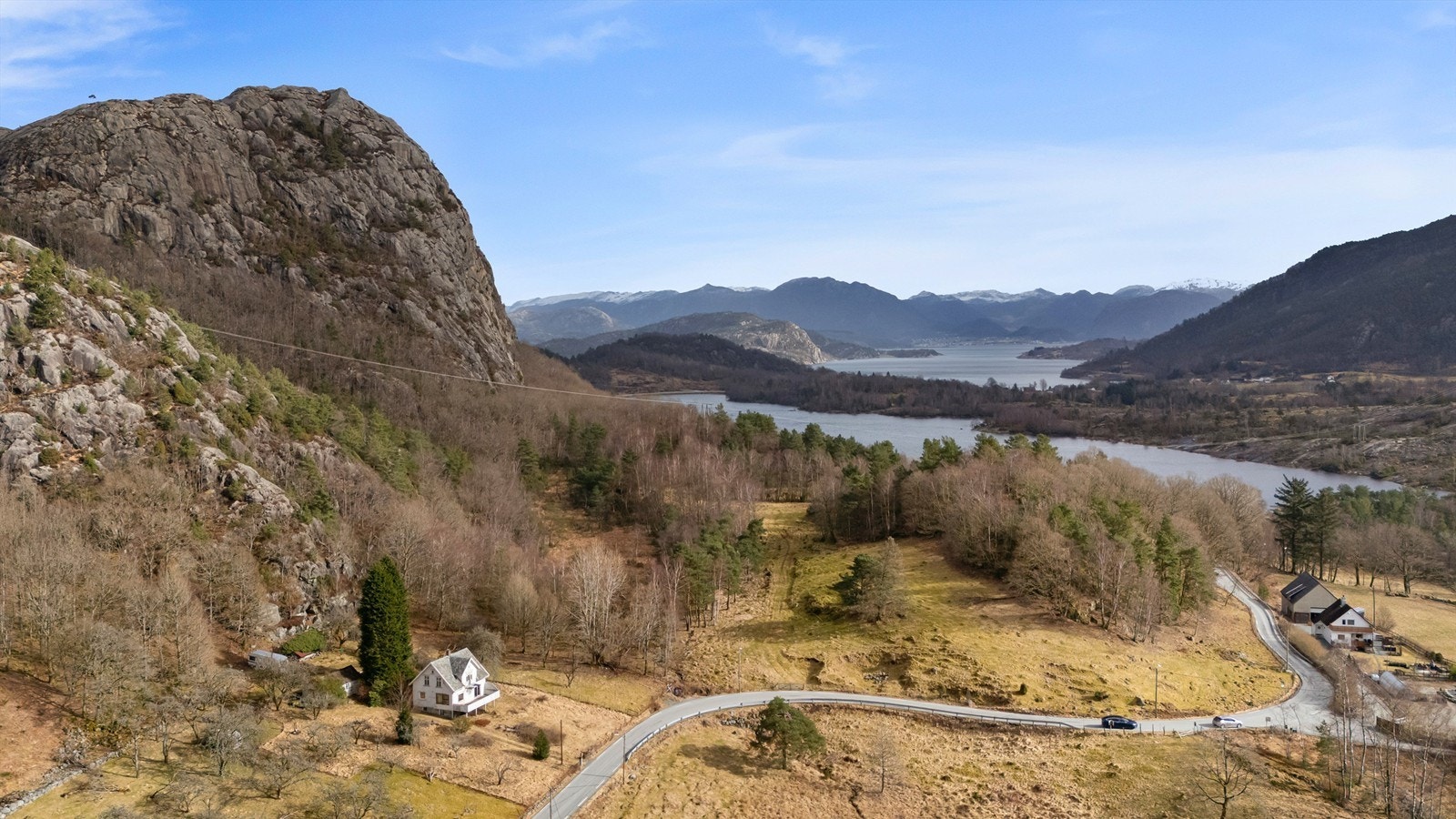 Eiendommen ligger i naturskjønne omgivelser. Galleribilde