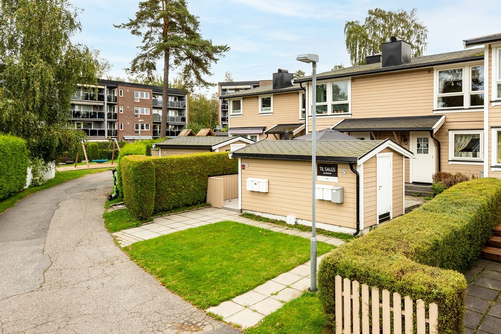 Rekkehus på to plan med hage beliggende i meget barnevennlig boområde Galleribilde