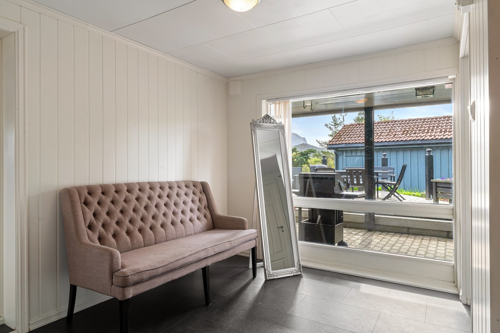 Boligen ønsker deg velkommen med en stor og romslig entré hvor det er lagt fliser på gulvet. Galleribilde
