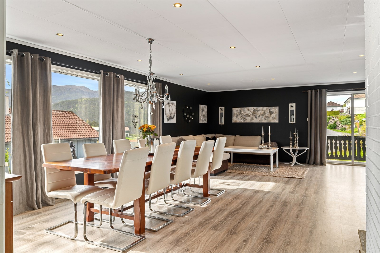 Stuen er romslig og har godt med naturlig dagslys. Galleribilde