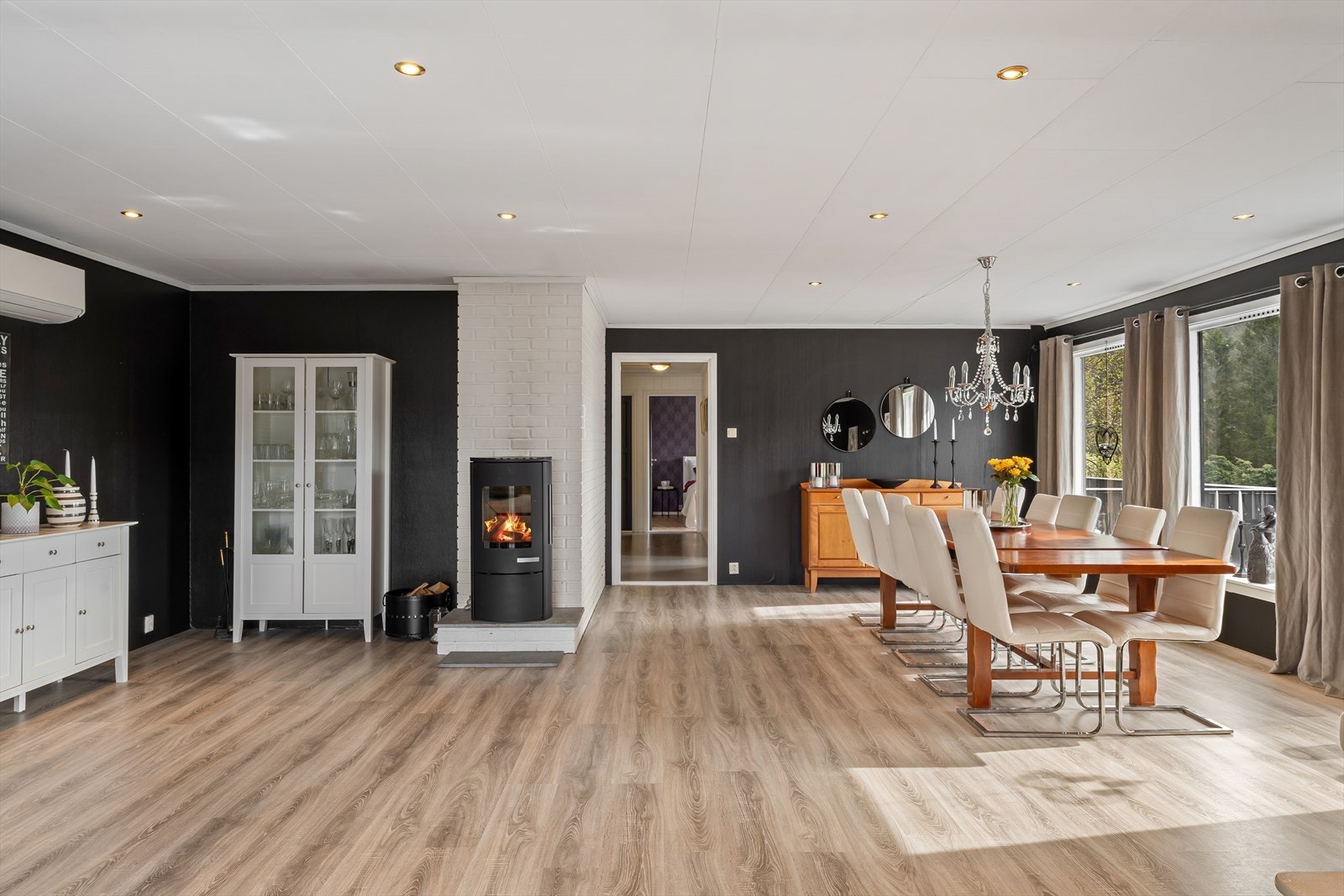 Her er det plass til både spisegruppe og en stor sofagruppe, ideelt for hyggelige sammenkomster med familie og venner. Galleribilde